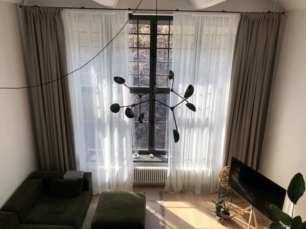 202104 loftas Švedijoje. Dieninės batistas balta, naktinės Ambera blackoutas