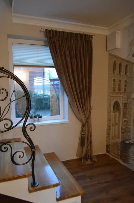 20190228 užuolaidos laiptinėje. Audinys Ambera Velveten Toprak. Plotis užuolaidos 2,30m